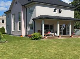 Luxury Villa in Pärnu, walking distance from the beach and city centre，位于派尔努的豪华酒店