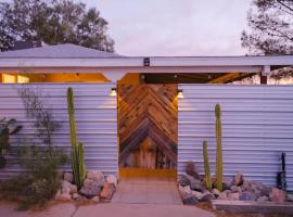 The Zen - Outdoor Shower, Gas Fireplace, Walkable to Shops & Restaurants，位于约书亚树约书亚树游客中心附近的酒店