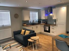 Modern 2-Bed House and Parking Tibshelf Derbyshire，位于奥尔弗里顿Tibshelf Services M1附近的酒店