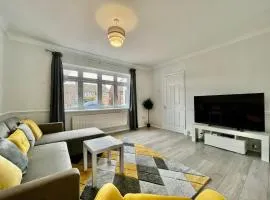 Stylish 3 Bed Chigwell Home with Free Parking