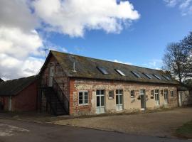 Scotland Lodge Farm, Stonehenge - The Stalls Groundfloor No Dogs & The Loft Dog Friendly，位于索尔兹伯里的酒店