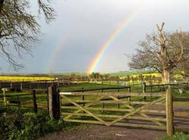 Scotland Lodge Farm, Stonehenge - The Stalls & The Stable Loft - Pets by agreement in the Stable Loft，位于索尔兹伯里的酒店