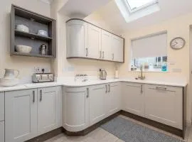 Sleeps 6 4 bedrooms 2 minute walk to the Square Hosted Happy Valley Cast