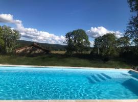 Maison de caractère avec piscine，位于Les Ayes的酒店