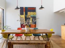 The Cob at Venn Farm - Award Winning Architecture with Hot Tub Near Cornish Surf Beaches，位于布德的酒店