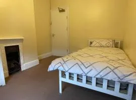 Rooms In A Victorian Comfortable 4-bedroom house in Milton Keynes Rooms Not En-suites