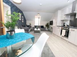 Luxe Living Guest House-Sleeps 6 -Family Friendly-Private Parking-Wifi-City-Beach，位于斯旺西Swansea Central Library附近的酒店