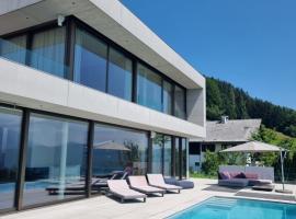 Attersee Luxury Design Villa with dream views, large Pool and Sauna，位于阿特湖畔努斯多夫的乡村别墅