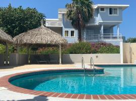 Villa at secured gated resort near Mambo Beach!，位于威廉斯塔德的度假村