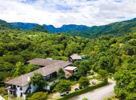 Rain Tree Khao Yai Hotel，位于Phayayen的酒店