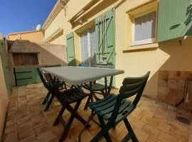 Small villa 40m with terrace near the beach