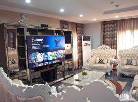 Modern Luxury Home W/ 24H Power Wi-Fi & Security，位于阿布贾的乡村别墅