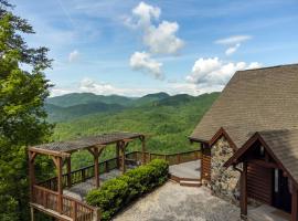 A Celestial Chalet Pets, Hot Tub & Mountain View，位于Old Fort的酒店
