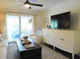 Q4 Professionally decorated upstairs beautiful soothing colors close to back pool，位于圣西蒙斯岛的酒店