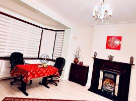 Beautiful Double En-suite Room, separate entrance, Ilford, Central line Gants Hill, free parking，位于依尔福的酒店