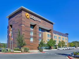 La Quinta Inn & Suites by Wyndham Lakeway，位于莱克韦的酒店