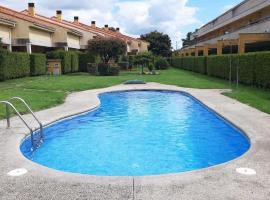 Apartamento Portosin con piscina al lado de la playa，位于Linteiros的酒店