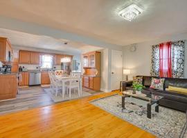 Deck and Grill Convenient Home in Hummelstown，位于洪美尔斯镇的酒店