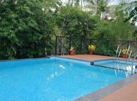 Golden Cypress Resort with Pool -Wayanad，位于Padinjarathara的民宿