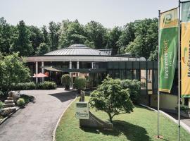 EurothermenResort Bad Hall - Hotel Miraverde，位于巴特哈尔的带停车场的酒店