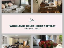 Woodlands Court Holiday Retreat，位于Paulton的带停车场的酒店