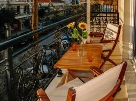 StDenis Townhouse Maisonette in the City Center with Exceptional Hospitality By Villa Mana Gers