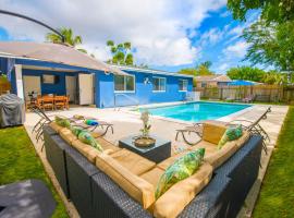 Cozy Blue house blocks from beach with Private Pool, BBQ, Backyard，位于迪尔菲尔德海滩的酒店
