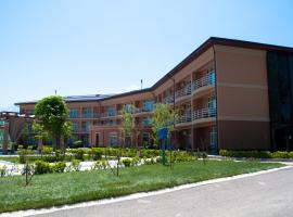Charos Deluxe Resort & Spa，位于Yusufkhona的酒店
