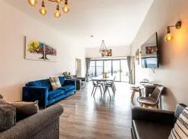 LIONHEART LARGE LUXURY LODGE - Sleeps 10- Dog Friendly,Near Sherwood Forest at Fairview Farm Nottingham great for Family Gatherings ,Groups ,Parties