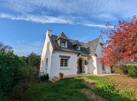 Charming House in the Cabellou on coastal trail，位于孔卡尔诺的酒店