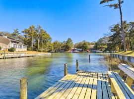 Waterfront Pine Knoll Shores Gem with Boat Dock，位于派恩诺尔肖尔斯的酒店