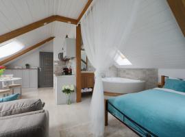 Lotti Residence Romantik，位于巴拉顿菲赖德的带热水浴缸的酒店