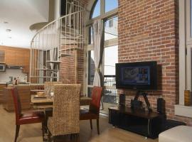 Loft au coeur du Vieux-Qu&eacute;bec，位于魁北克市的带停车场的酒店