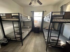 Bekahouse Hostel with parking, backyard and laundry，位于迈阿密的酒店