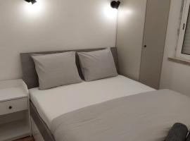 Lisbon South Bay Rooms Deluxe，位于阿尔马达的酒店