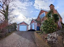 Unbeatable Llanberis Location, Detached with Parking, Snowdon Views.，位于兰贝里斯的度假短租房