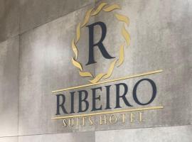 Ribeiro Suit's Hotel，位于阿拉沙的带停车场的酒店