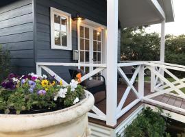 Hamptons In Rye Blue Cottage 3 Mins from Hot Springs!，位于莱伊的酒店