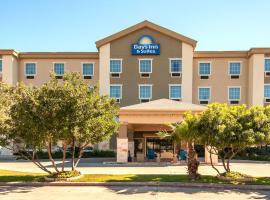 Days Inn & Suites by Wyndham San Antonio near Frost Bank Center，位于圣安东尼奥Dafoste Park附近的酒店