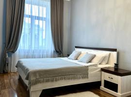 Lux apartments in the city center, with a view of the theater, near Zlata Plaza，位于罗夫诺的酒店