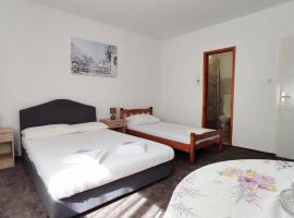 Private En Suite Room Matkovic. Kotor Bay，位于比耶拉的度假短租房