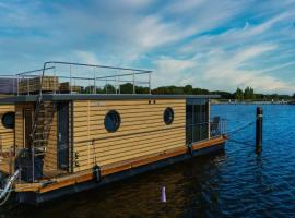 Hausboot Fjord POLARIS mit Biosauna in Barth，位于巴特的海滩短租房