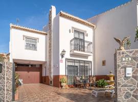 Awesome Home In Torrox Costa With Wifi And 3 Bedrooms，位于托罗克斯科斯塔的酒店