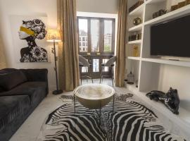 THE CLOCK HOUSE Luxury Urban Suites，位于马拉加的带按摩浴缸的酒店