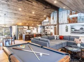 New Rustic Luxe Cabin Billiards Spa Near GSMNP