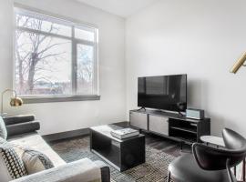 New build Sommerville 2BR w Rooftop WD in unit BOS-364，位于萨默维尔的酒店
