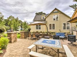 Dog-Friendly Home with Balcony and Yard in Surgeon Bay，位于斯特金贝的酒店