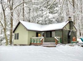 Peaceful Seasonal Wooded Cottage close to everything，位于Tafton的酒店