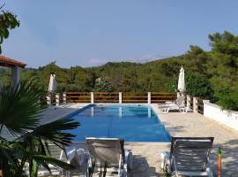Villa Adriana，位于塞尔察的带泳池的酒店