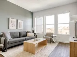 Elmhurst 1br w lounge pool gym nr Metra CHI-860